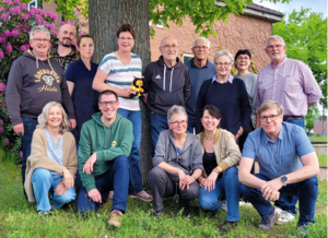 Die 14 Kandidatinnen und Kandidaten der Grünen in Munster vor einer alten, großen Eiche in Munster