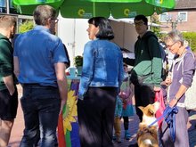 Menschen am Marktstand der Grünen
