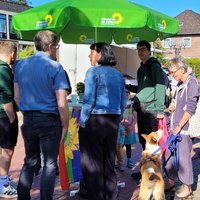 Menschen am Marktstand der Grünen