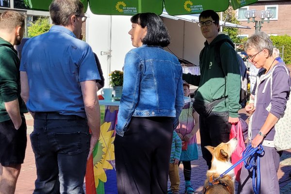Menschen am Marktstand der Grünen