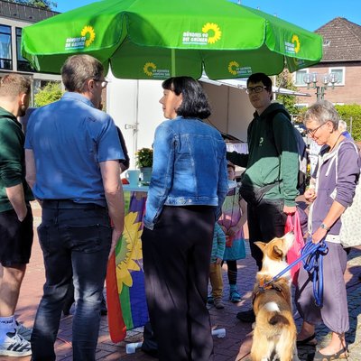 Menschen am Marktstand der Grünen